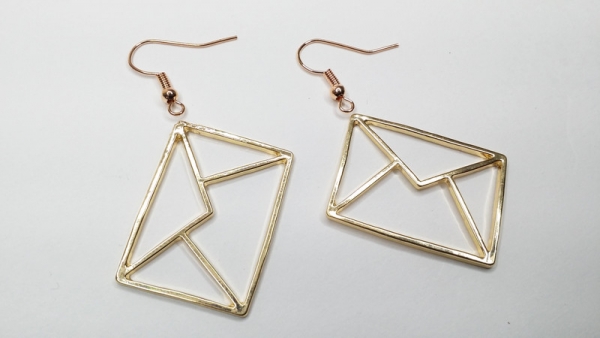 Brief Ohrringe hell goldfarben letter